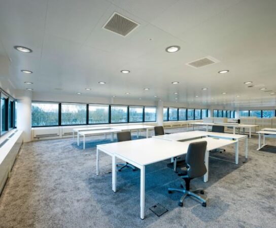 Modern, licht kantoorpand aan de Hoogte Kadijk met ruime bureaus en grote ramen.